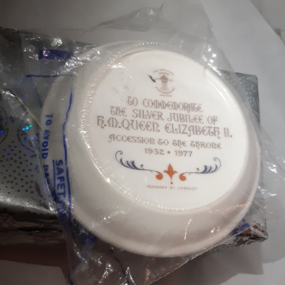 👑SEALED QUEEN ELIZABETH COMMEMORATIVE PLAT - Picture 5 of 6